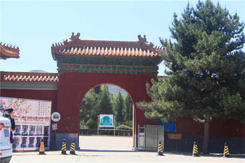 中华永久陵园二万左右的墓型有哪些？从北京过去方便吗？