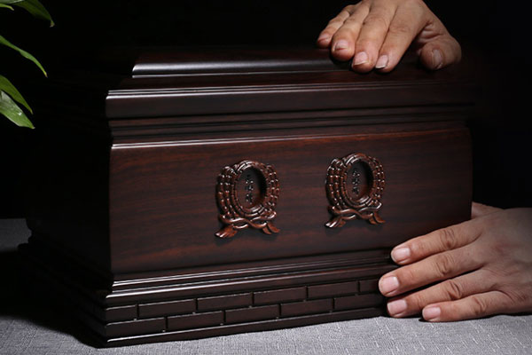 以黑紫檀木为媒承思念，天顺祥双人骨灰盒的深情