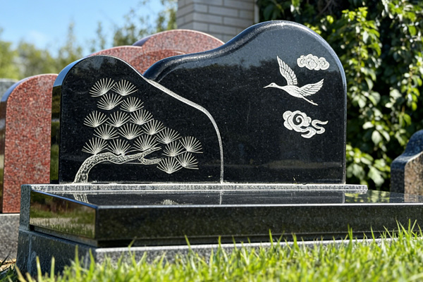 合规节地新选择：中华永久陵园松鹤祥云卧碑，36800元实现体面安葬