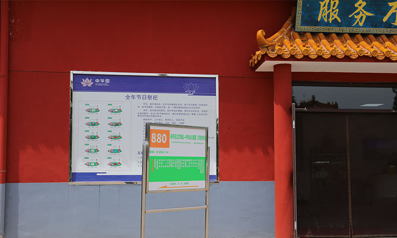 公交站就在服务厅大门前