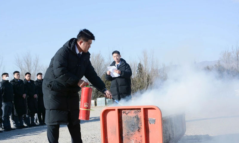 中华永久陵园灭火器使用方法演示