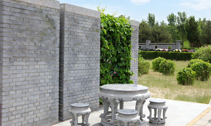 中华永久陵园海棠苑一角 上述卧碑就在海棠苑