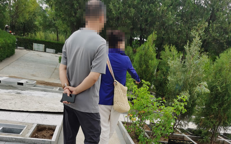 任女士和家人正在中华永久陵园看墓-王晶晶供图